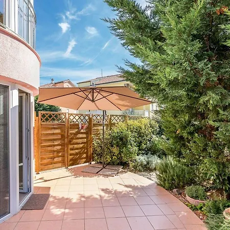Moderne Mit Garten, Liegestuhl, Wifi, Klima 아파트 *