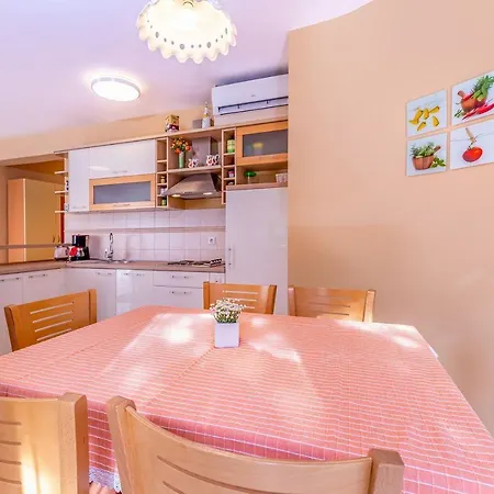 Moderne Mit Garten, Liegestuhl, Wifi, Klima