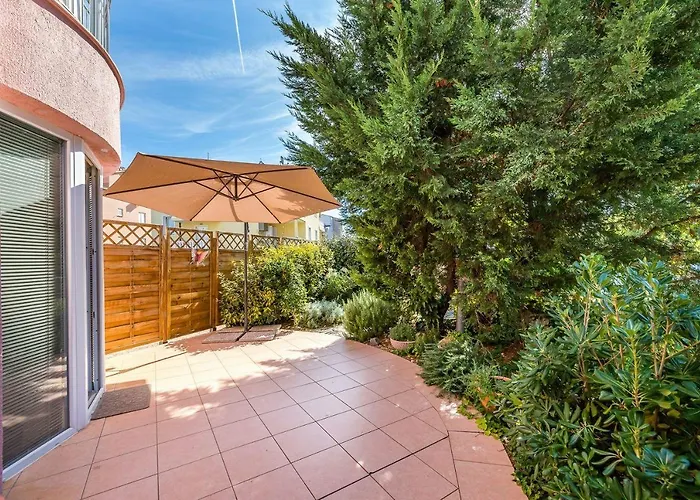 Moderne Mit Garten, Liegestuhl, Wifi, Klima Apartment